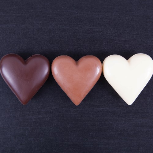 Serca z ciemnej, jasnej i białej czekolady