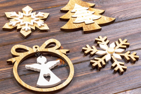 Drewniane ozdoby choinkowe na blacie drewnianym