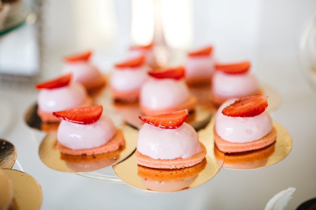 Mini desery truskawkowe na złotych podkładkach pod monoporcje